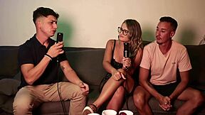 Enregistrement fétichiste outdoor inhabituel avec Michael Douglas en rouge transparent 😳