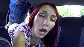 Bare chiller, så denne rødhårete unge jenta 18+ ha offentlig sex i bil ute.