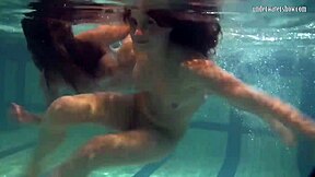 Pozri si Ivetta, Katka a Barbara ako horúce podvodné lesbičky pri bazéne! 🏊‍♀️