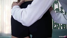 curvy meisje met grote tieten wordt getricked in hard neuk door oudere coach.