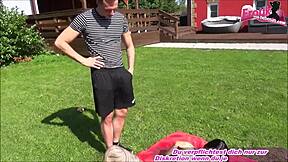 Saksalainen tatuoitu huora monster-titeillä naidaa bordellissa