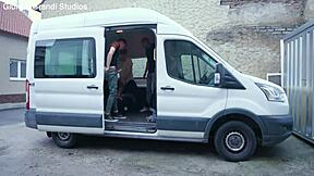 히치하이커가 여러 파트너와 야생 라이드를 위해 픽업돼