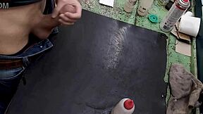 Onanerar på min arbetsbänk på jobbet känns så styggt! 😈