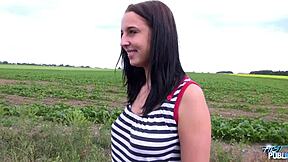 Teenagerka bujná cikánská holka šukána tvrdě na veřejnosti s cumem všude