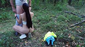 Geile Teen Wandelaarster Krijgt Snelle Bos Blowjob en Cum