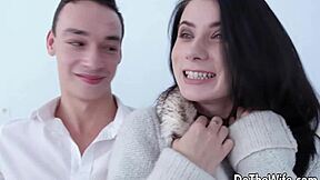 Esposa pequeña Nicole Black monta polla al lado de marido cornudo