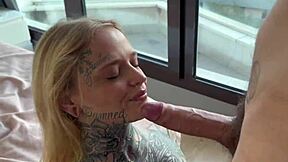 Hermosa tatujirana posodi svojo tesno ritko za prvi analni seks.