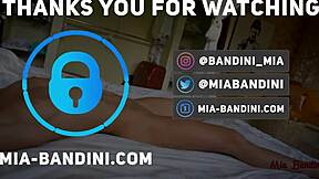 Готино малка 18+ Мия Бандини получава яко сутрешно чукане в банята!