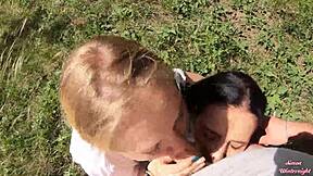 Rökande horor suger kuk och sväljer sperma utomhus.