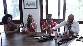 그들은 큰 편견 문제를 다루고 공공 장소에서 섹스까지 - 블랙 RJ 시어 레드 커플 🔥