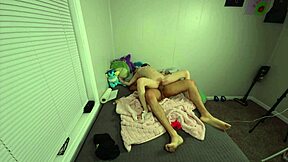 Kaunis 18+ nuori tulee raskaaksi velipuoletta sängyllä