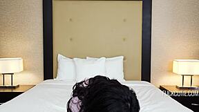 Katso tätä pientä latina-alkajaa, joka saa castingin ja nussun Reina Rae:lta!