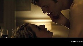 Flora Montgomery muestra sus tetitas 18+ en escena topless sexy. Esta celebridad milf da una paja caliente en Basic Instinct.