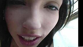 Τολμηρή όμορφη πουτάνα καθοδηγεί την άγρια σου συνεδρία χτύπημα