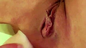 Söt liten 18+ Emy Angel onanerar så sexigt! 😍