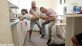 Veronica Leal ve Anna De Ville sahne arkası kırbaçlıyor