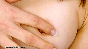 Novata da moda revela corpo perfeito no sofá