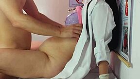 नर्स गंदे वर्कआउट सेशन में हार्ड इरेक्शन देखती है ब्लोजॉब और रफ चूत प्ले के साथ