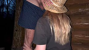 Wanita hamil asing di creampie di seks kandang umum