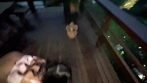 Zayıf Latina nerd üvey kız üvey babayı balkonda açık havada seyircileri görmezden gelerek beceriyor