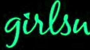 Overweldigd voelen in ruwe Girlsway threesome met futuristische milf en vintage nerd