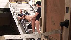 Flic baise la vierge teen 18+ chaude dans le bureau arrière après l'avoir chopée