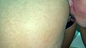 De man deelt zijn schattige vrouw met zijn vriend voor plezier