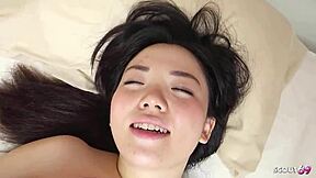 我捡到这个曲线亚洲处女少女18+给她第一次生操在JAV