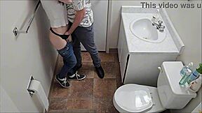 Studentă brunetă futută tare în toaletă școlară