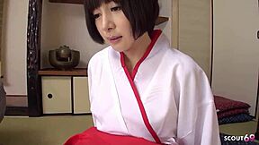 这个传统的日本少女18+第一次肛交内射来自老师，在狂野无码色情中