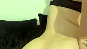 A jovem millie de 18+ cavalgando o dildo e esguichando na webcam