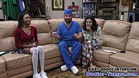 Eu virei o Doutor Tampa pra humilhar a Ebony Solana durante o exame físico de líder de torcida no Doctor-TampaCom.