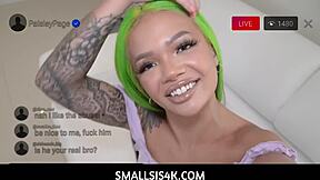 Üvey anne kavga eden üvey kardeşleri çıplak olmaya ve büyük iç çamaşırını paylaşmaya zorluyor.