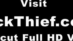 Suspecta de furt din magazin prinsă și pedepsită cu sex dur în poziția cățeluș. Poliția privește cum ia o pulă uriașă aplecată.