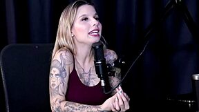 Joana v sheer rdeči obleki, ki jo povabijo ven iz več ustanov, imela odprto razmerje in ko je poskusila z novinko