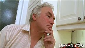 Mlada lepotica požre stari trdi kurac