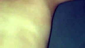 Fata asta de 18+ se apleacă pentru doggy interracial cu energie brută