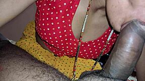 Novo poročena nevesta z veliko ritko vara z deverjem v cowgirl anal jebi