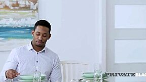 Hej Cassie Fire, opet želiš taj veliki crni kurac u kuhinji?