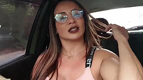 Aku Creampie Sambil Penuhi Fetish Kakinya di Mobil