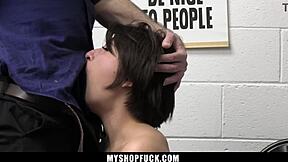 Ung 18+ prøver alt for å hindre vakt fra å ringe politi i pov scene