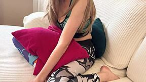 सौतेली बेटी सौतेले पापा से मिशनरी और डॉगीस्टाइल में अपनी छोटी 18+ चूत चोदवाने के लिए गिड़गिड़ाती है