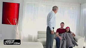 अरे, ये हॉर्नी स्टेप सिबलिंग्स अपने सोते दादाजी के पास बेयरबैक बांग कर रहे हैं?