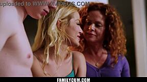 Stiefmutter und Stieftante bringen Teen 18+ das Blasen und Ficken bei