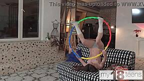 Zajímavá čerstvá módní krasavice ukazuje svou úžasnou drobnou postavu