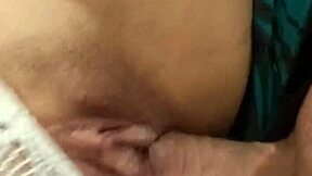 Ea își bagă jucăria în fund în timp ce o fut 😍