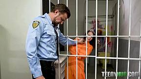 Curvea din închisoare Ava suge și fute pentru apel de libertate! 😈