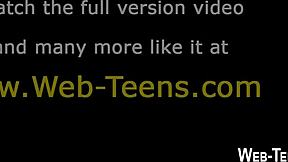 Kis termetű 18+ tinédzser bombázó kis mellekkel maszturbál nagy felbontásban