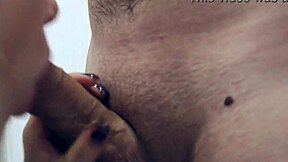 Stiefmoeder bespioneren in douche, zuigen en rukken aan lul!