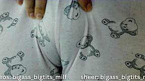 В пижаме зрелая латина-милф трогает себя одна. Большие сиськи и мокрые формы рассказывают горячую историю.